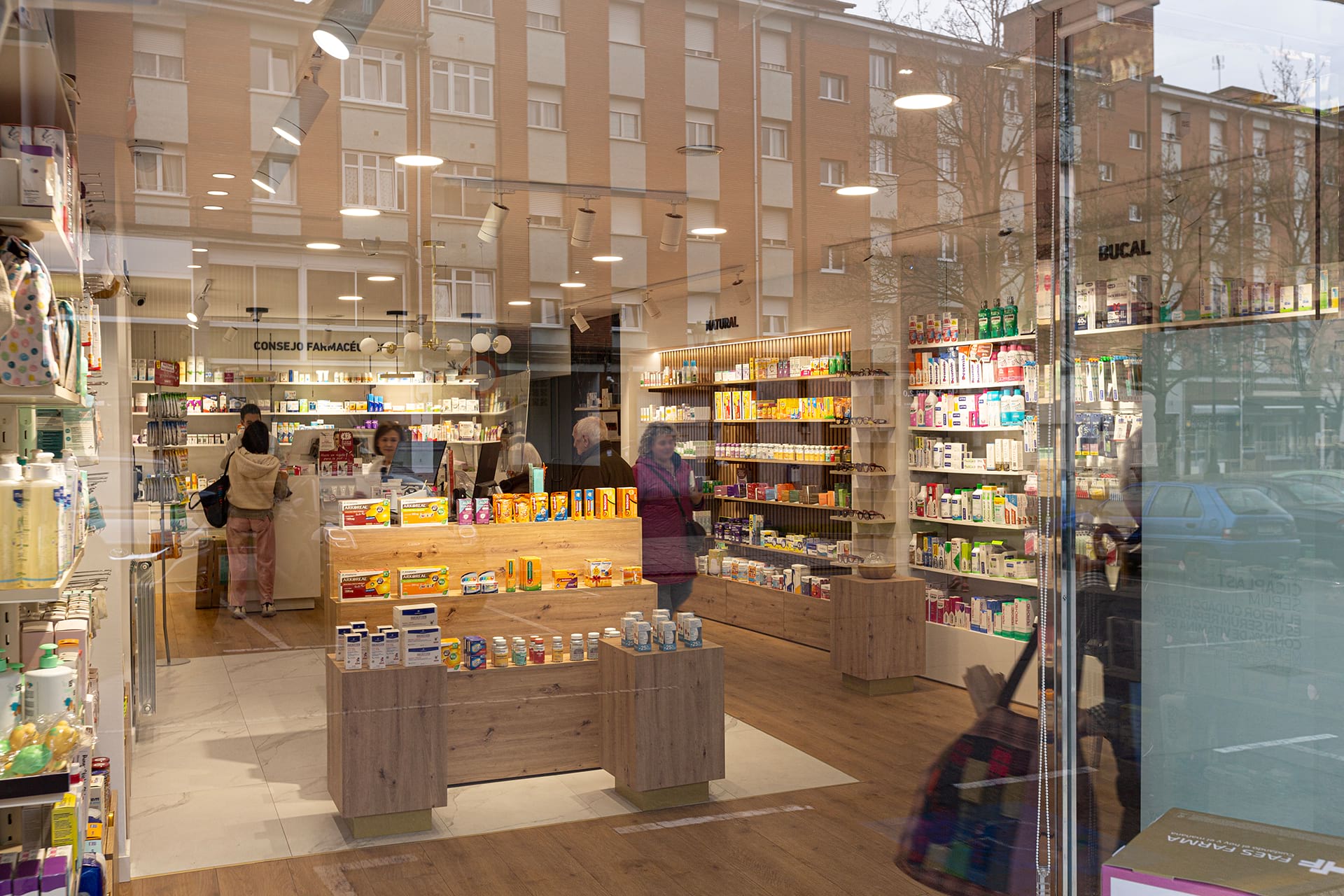 Fachada de la Farmacia Carmen Martínez en Colloto (Oviedo)